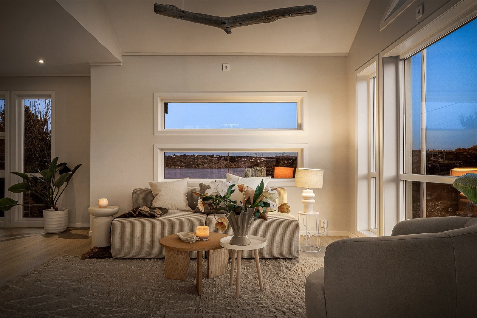 Stuen med åpen løsning mot kjøkkenet er på 62,1m². Galleribilde