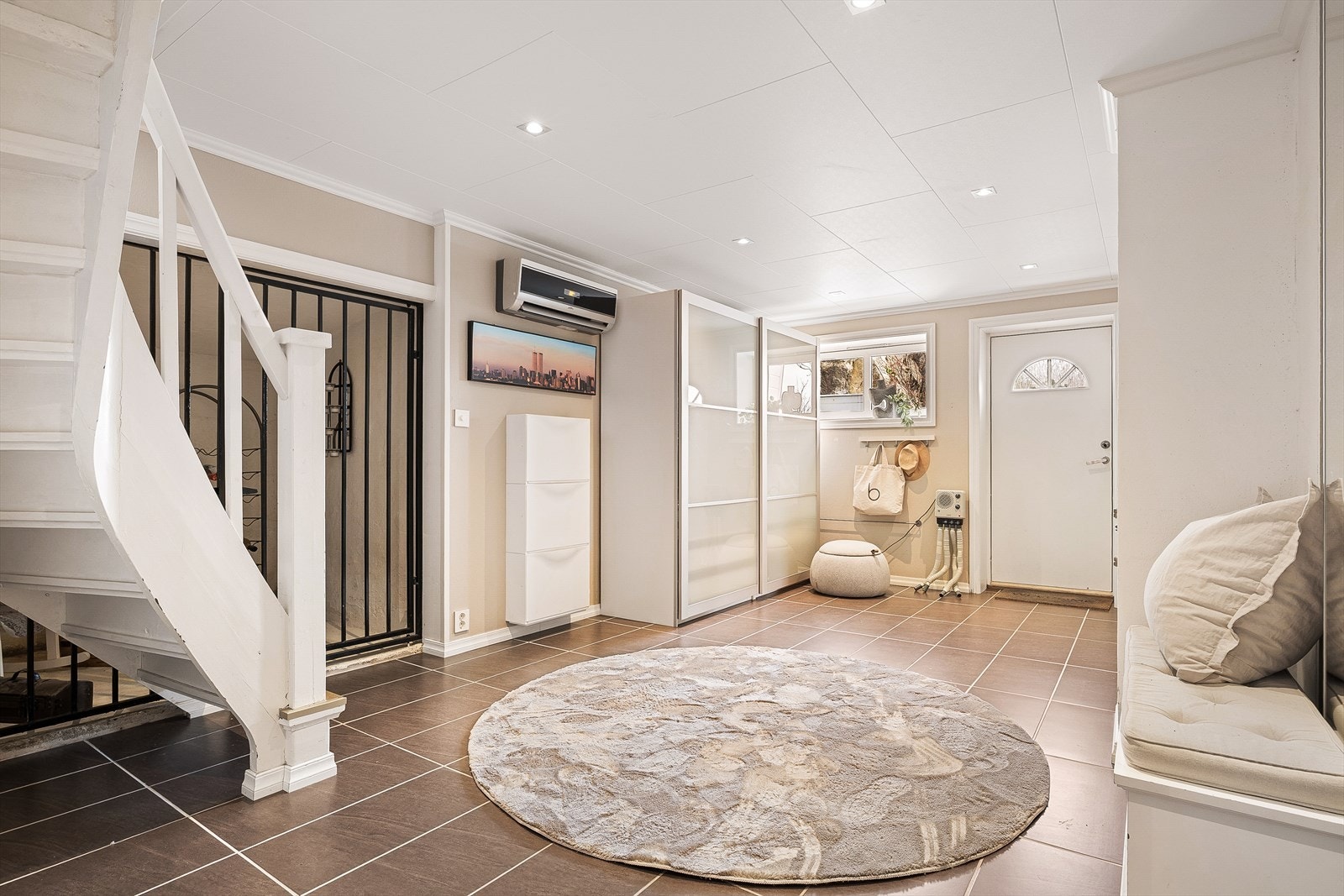 Lys og romslig entré nr 2 i underetasjen med keramiske fliser på gulv. Galleribilde