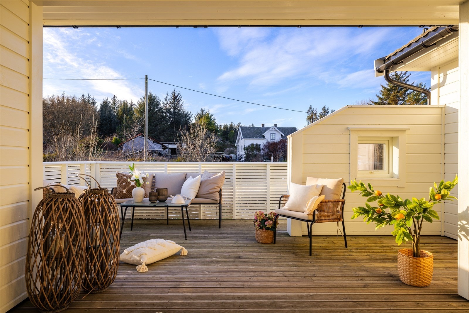 Boligens tomt er foruten eiendommens bygningsmasse opparbeidet med asfaltert plass, naturtomt, grøntarealer og terrassedekke. Galleribilde