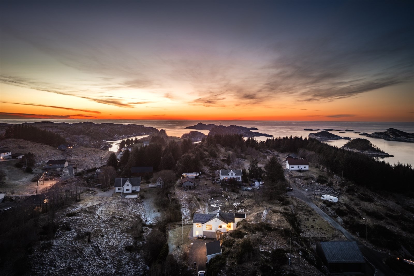 Vakkert kystlandskap ved solnedgang. Rolig beliggenhet med nærhet til sjøen. Galleribilde