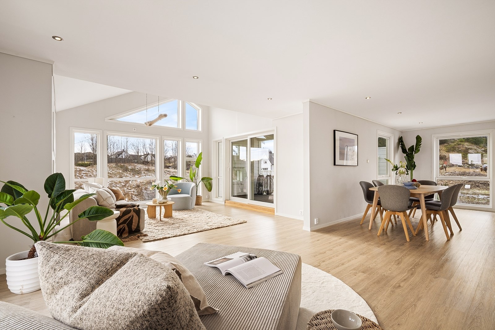 Store vindusflater, gir en luftig og innbydende atmosfære i hjemmet. Galleribilde