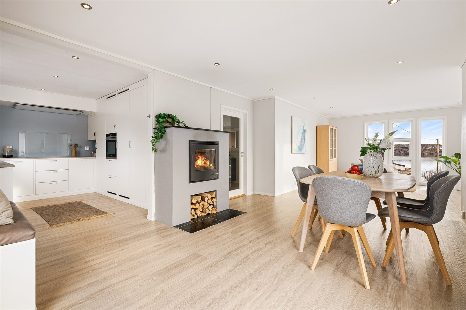 På kjøkken er det takplater i himling med innfelte spotlights. Galleribilde