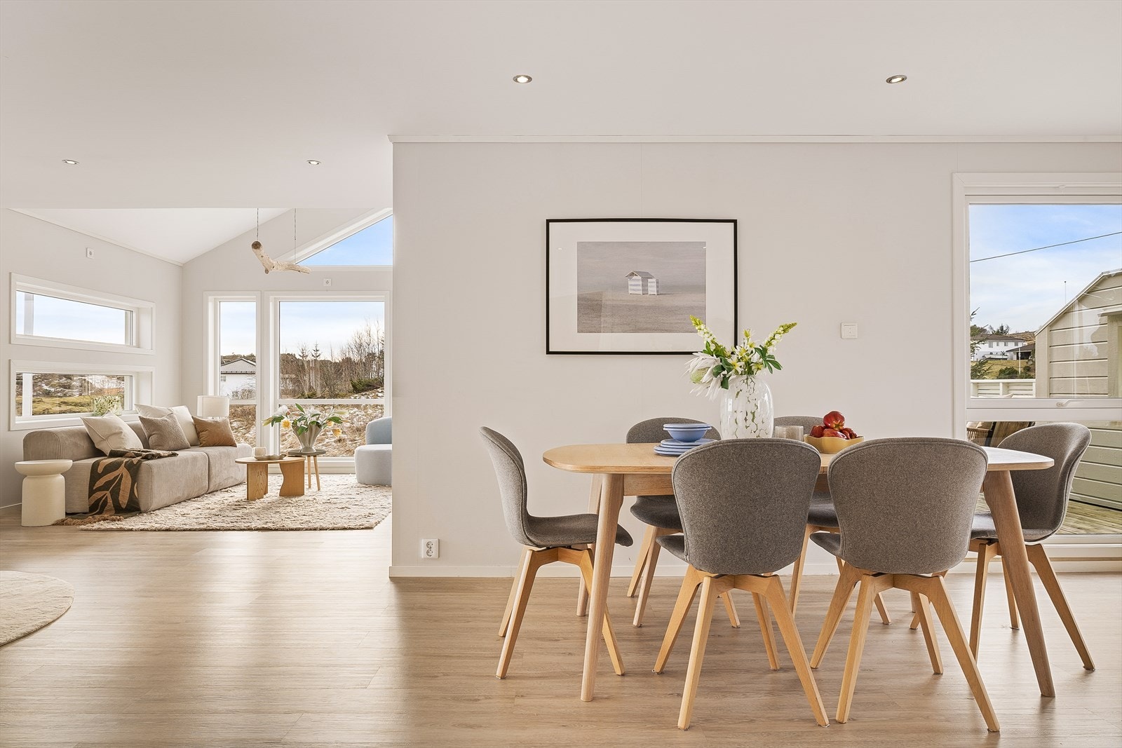 Spisestuen er praktisk plassert nær kjøkkeninnredningen. Galleribilde