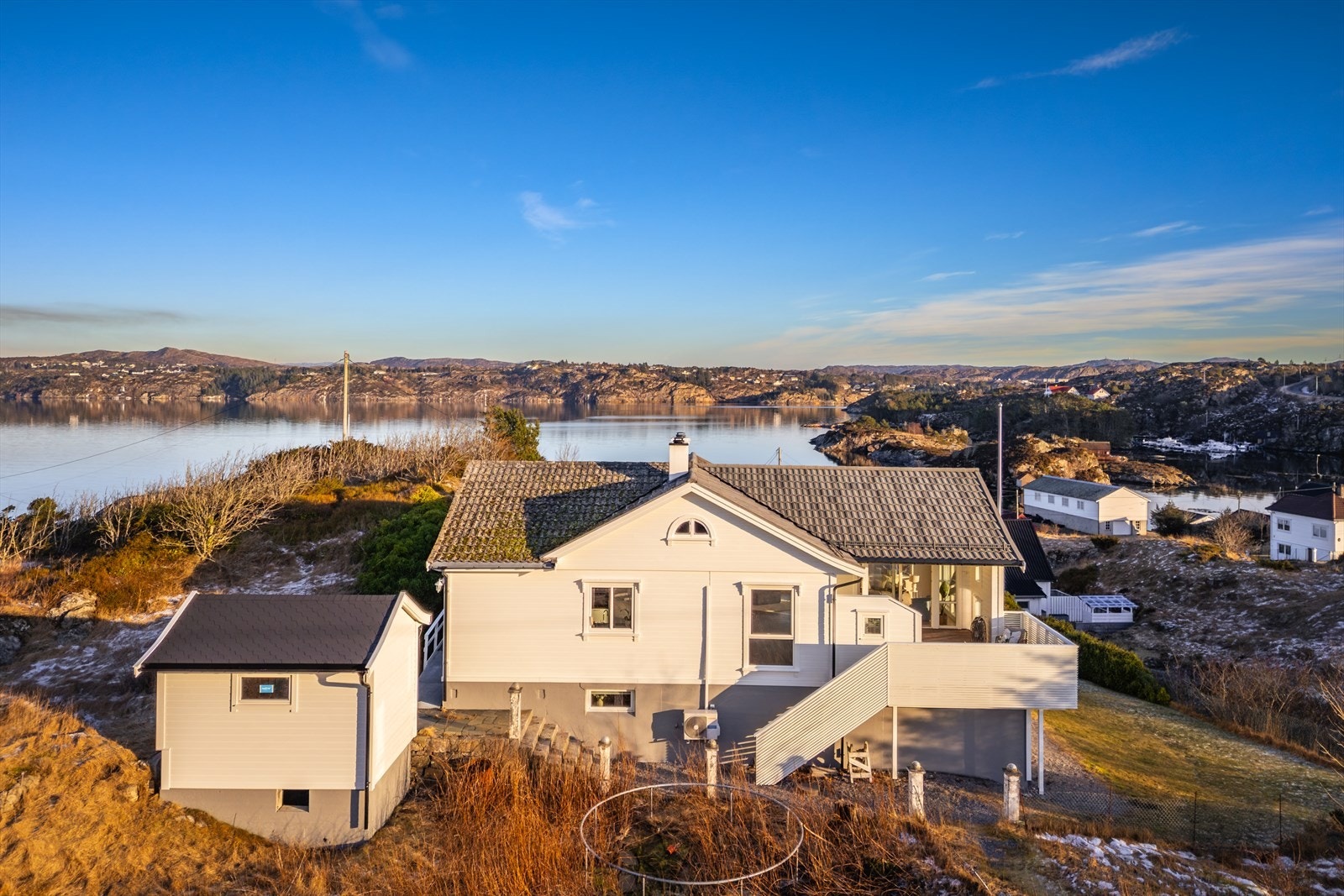 Boligen strekker seg over 2 plan med inngangsparti i hver etasje. Galleribilde