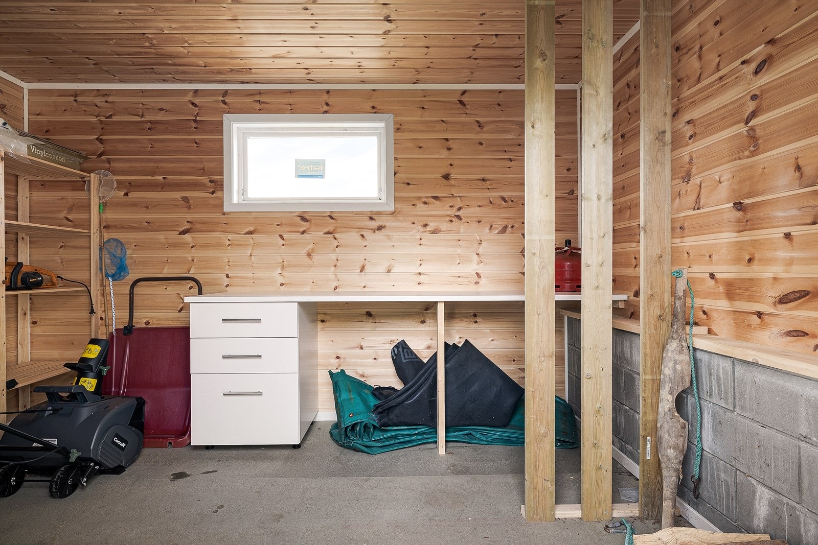 Velholdt og praktisk bod med god lagringsplass. Ideell for organisering av hageredskaper og sesongutstyr. Robust og funksjonell løsning. Denne frittstående boden er på 10m² Galleribilde