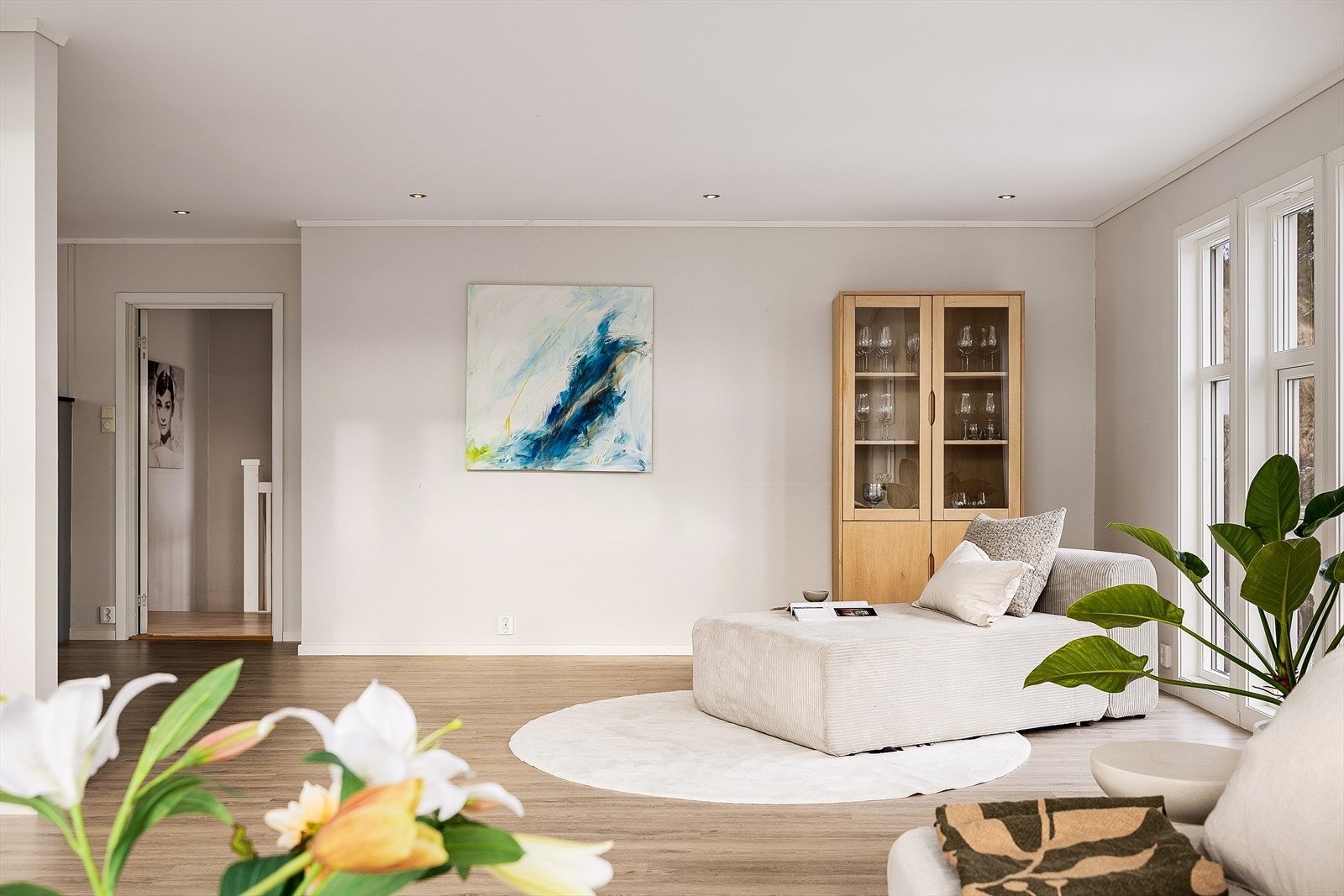 Laminat på gulv og malt platekledning på vegger. Galleribilde