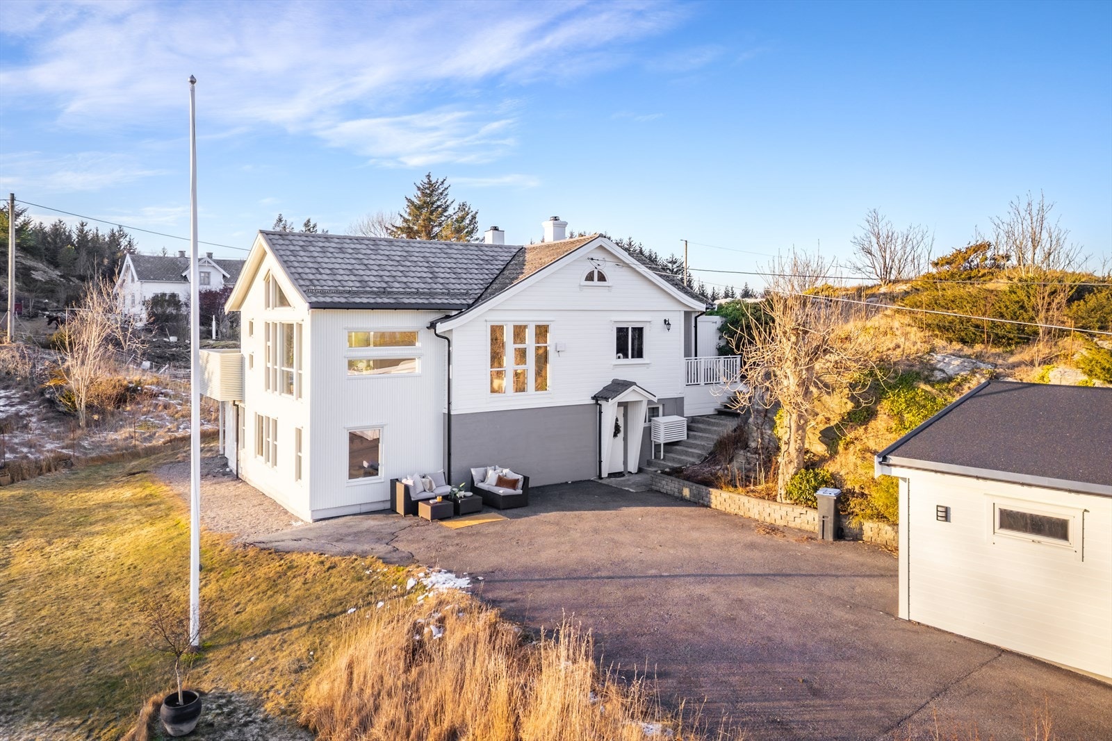 God biloppstillingsplass til flere biler på egen eiendom, samt en garasje. Galleribilde