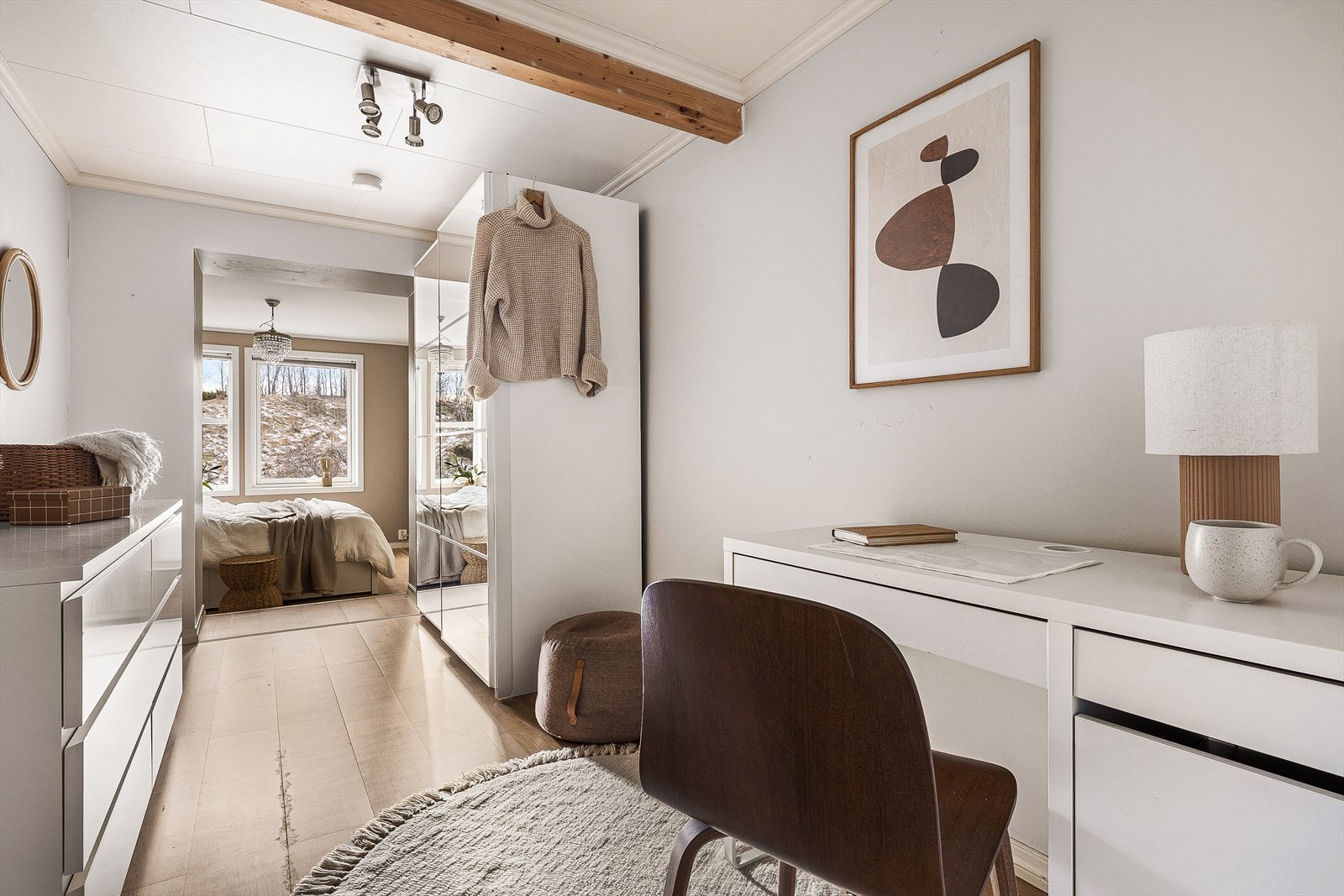 Her er også parkett på gulv, malt platekledning på vegger,
malt platekledning og takplater i himling. Galleribilde