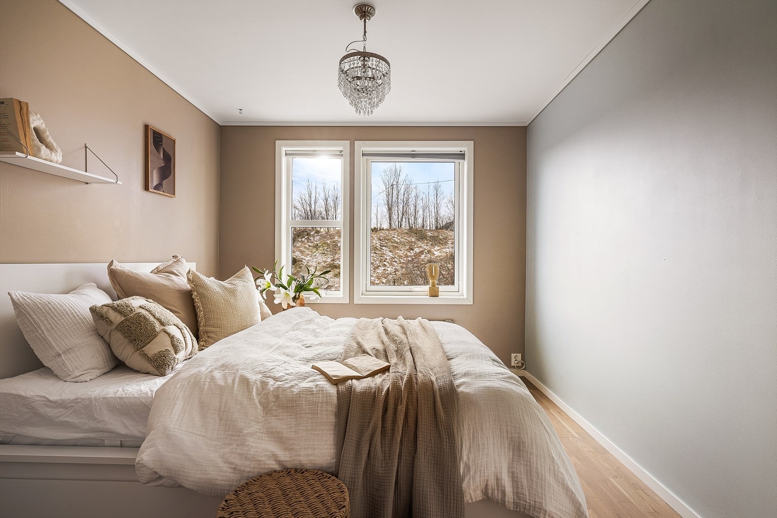 Lyst soverom med store vinduer som slipper inn rikelig med naturlig lys. Rolig og innbydende atmosfære. Galleribilde