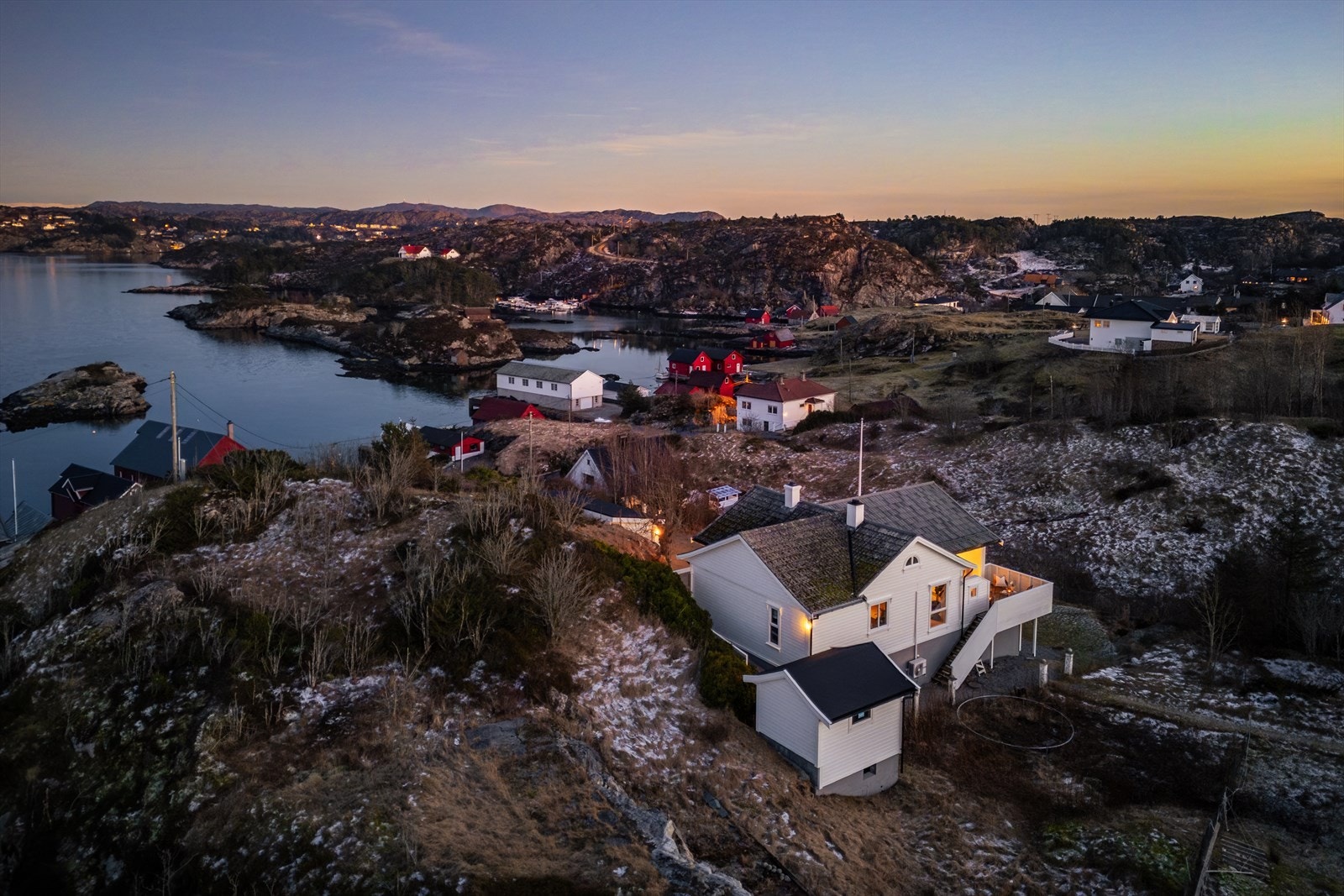 Idyllisk beliggenhet nær sjøen. Perfekt for naturopplevelser og rolig livsstil. Galleribilde