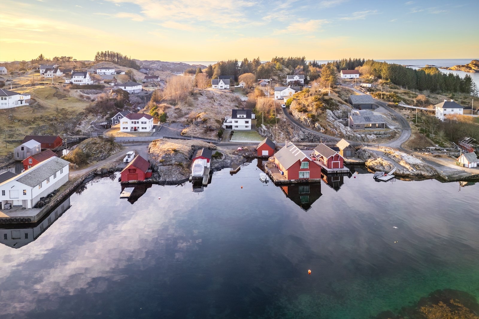Idyllisk kystperle med naturskjønn beliggenhet, flotte sjøhus, rolige omgivelser og fantastisk utsikt. Perfekt for fredfulle dager ved vannet. Galleribilde