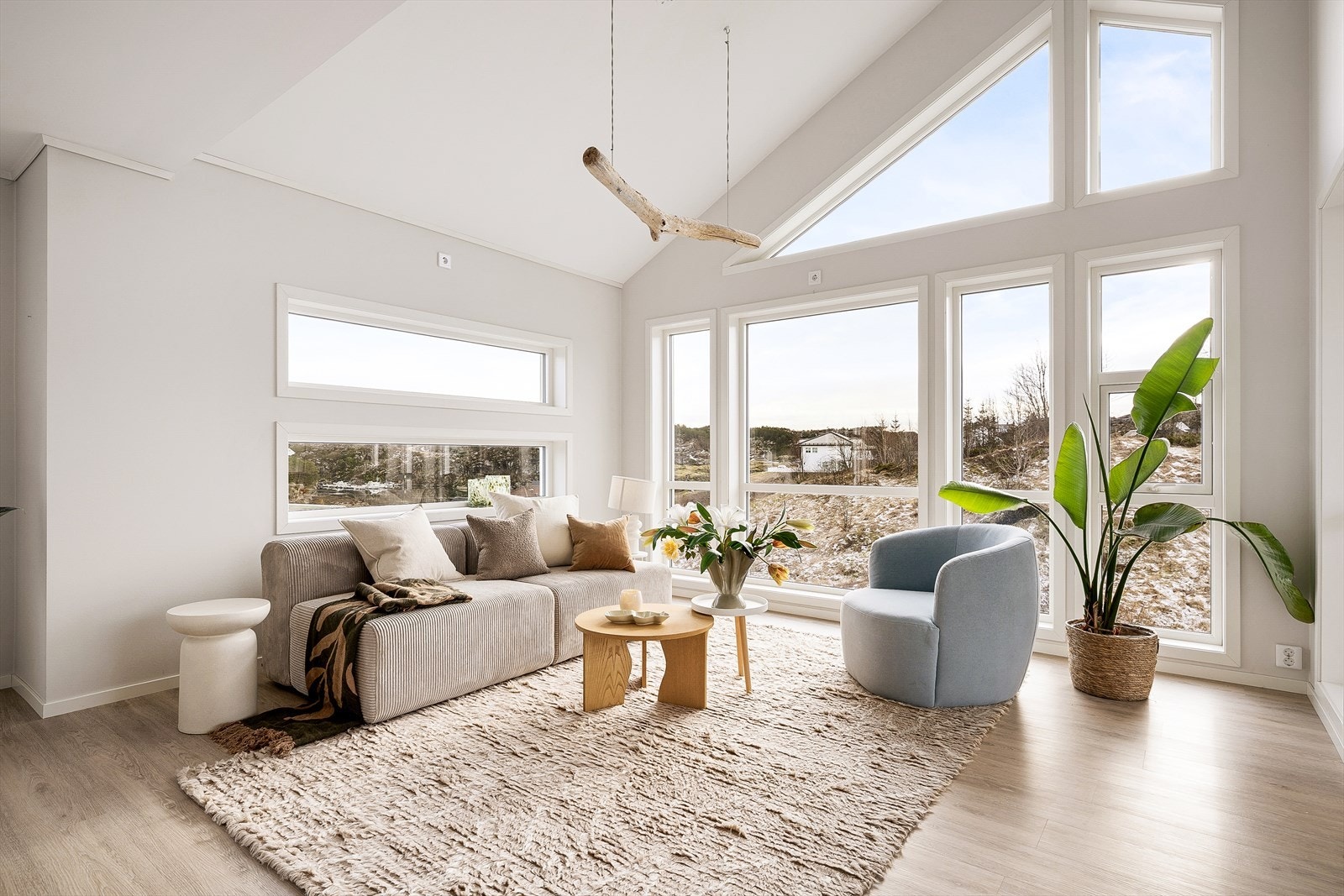 Lys og romslig stue med store vindusflater. Galleribilde