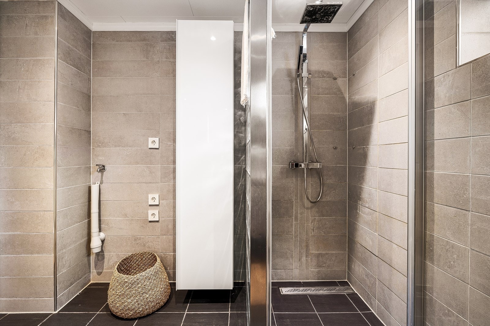 Dette badet inneholder: Servant med møblement/speil,
belysning, vegghengt toalett, dusjhjørne,
dusjgarnityr og opplegg for vaskemaskin. Galleribilde