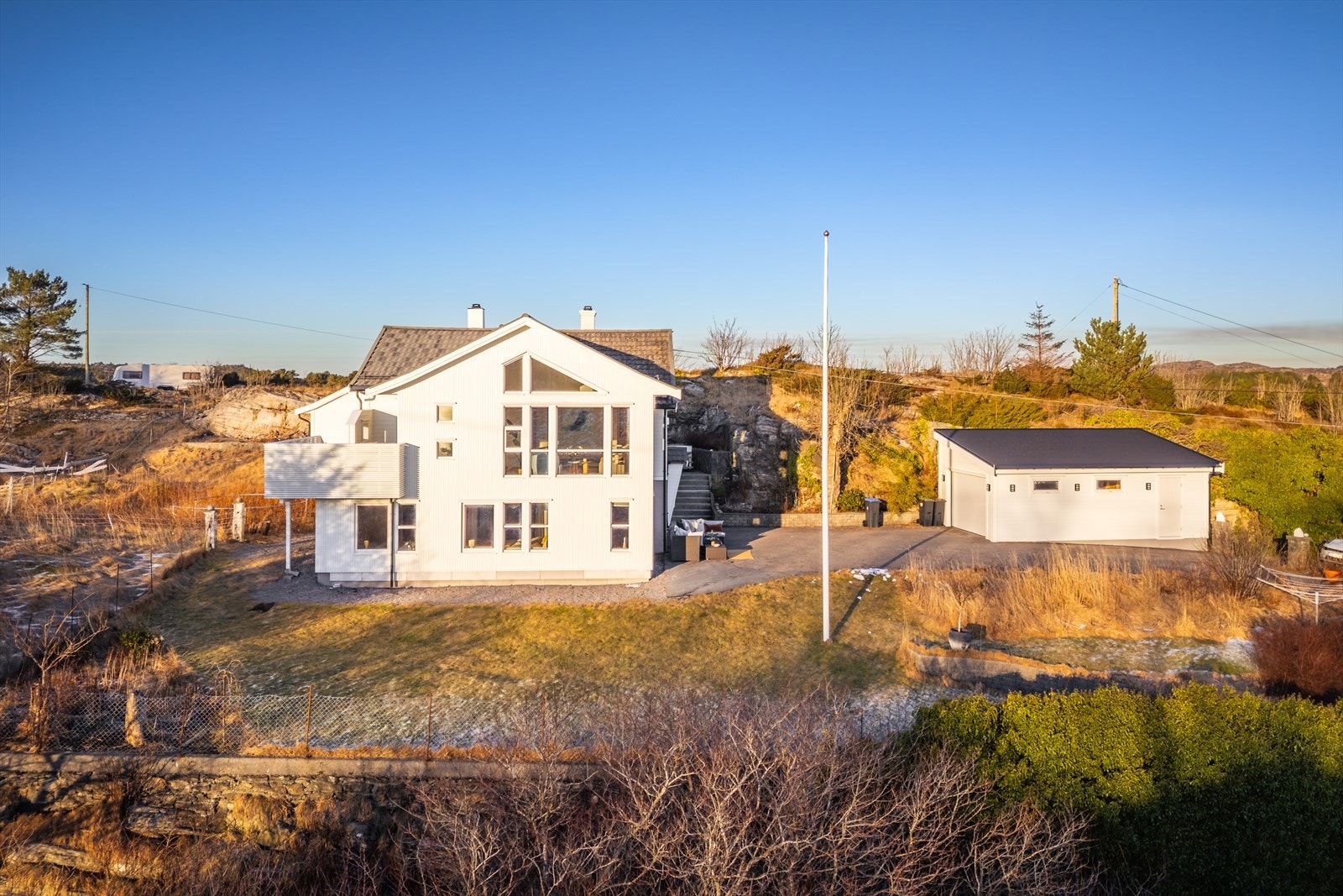 Moderne enebolig med flott utsikt, romslig tomt og egen garasje. Galleribilde