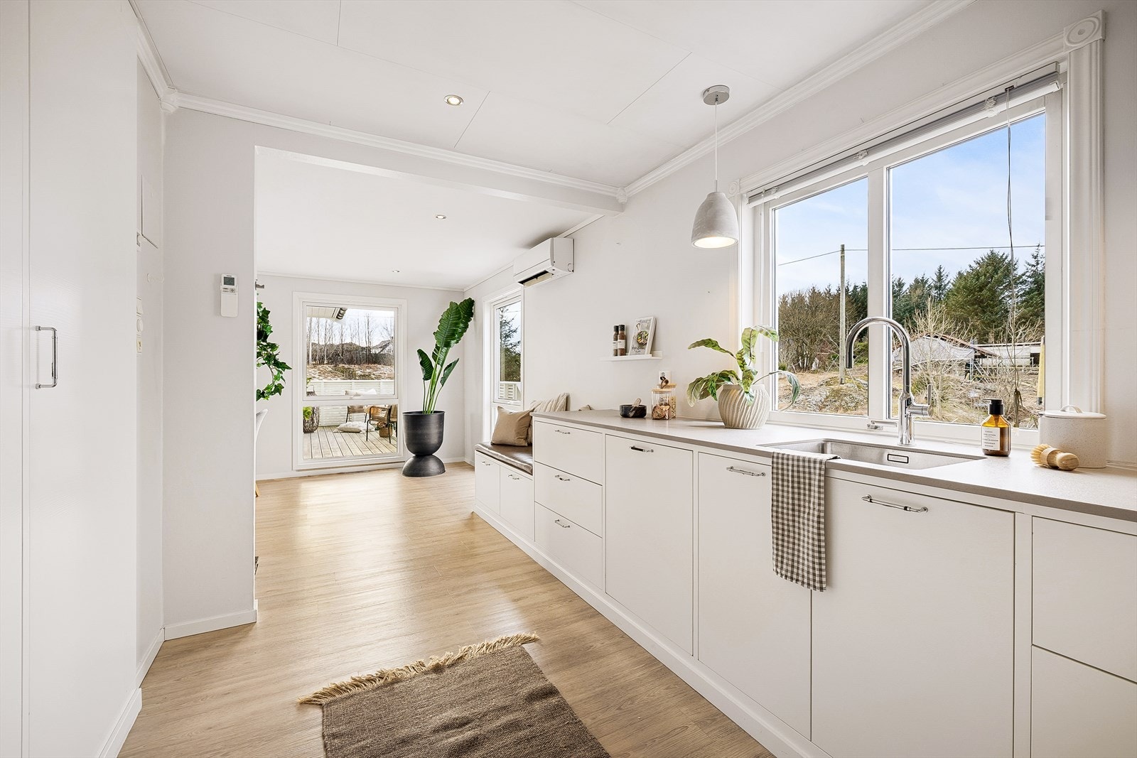 Lyst og innbydende kjøkken med store vinduer, som slipper inn mye naturlig lys. Galleribilde