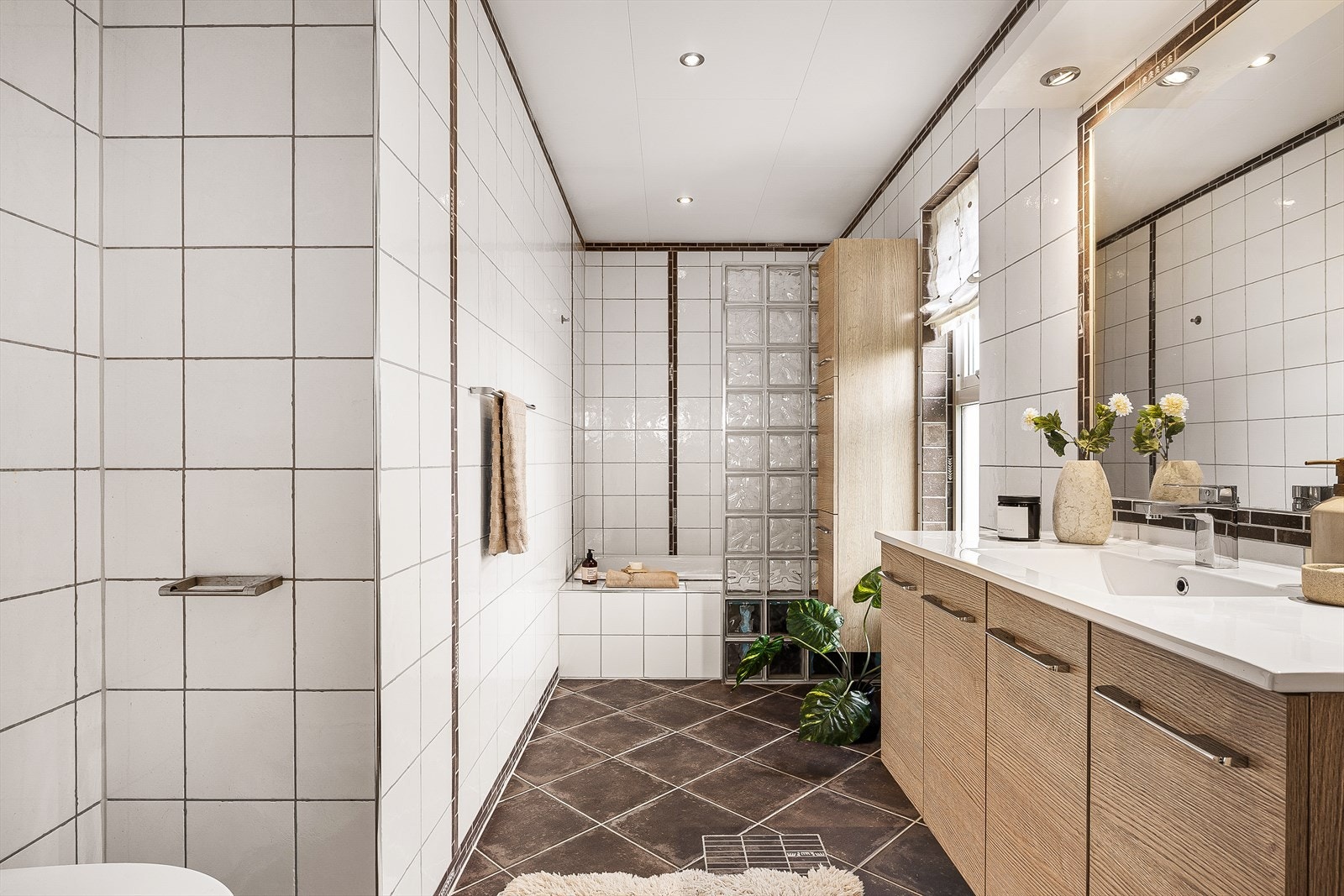 Bad beliggende i 1. etasje er på 6,7m² Galleribilde