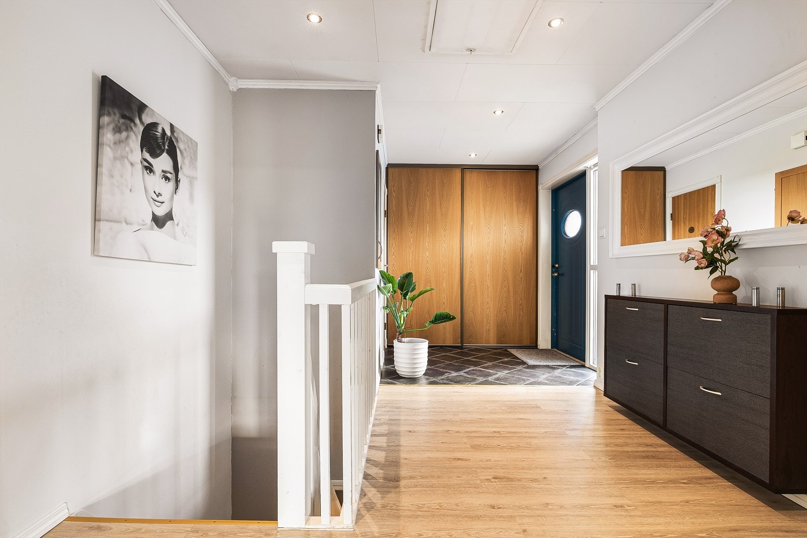 Lys og innbydende gang med moderne detaljer og praktisk oppbevaring til yttertøy og sko. Galleribilde