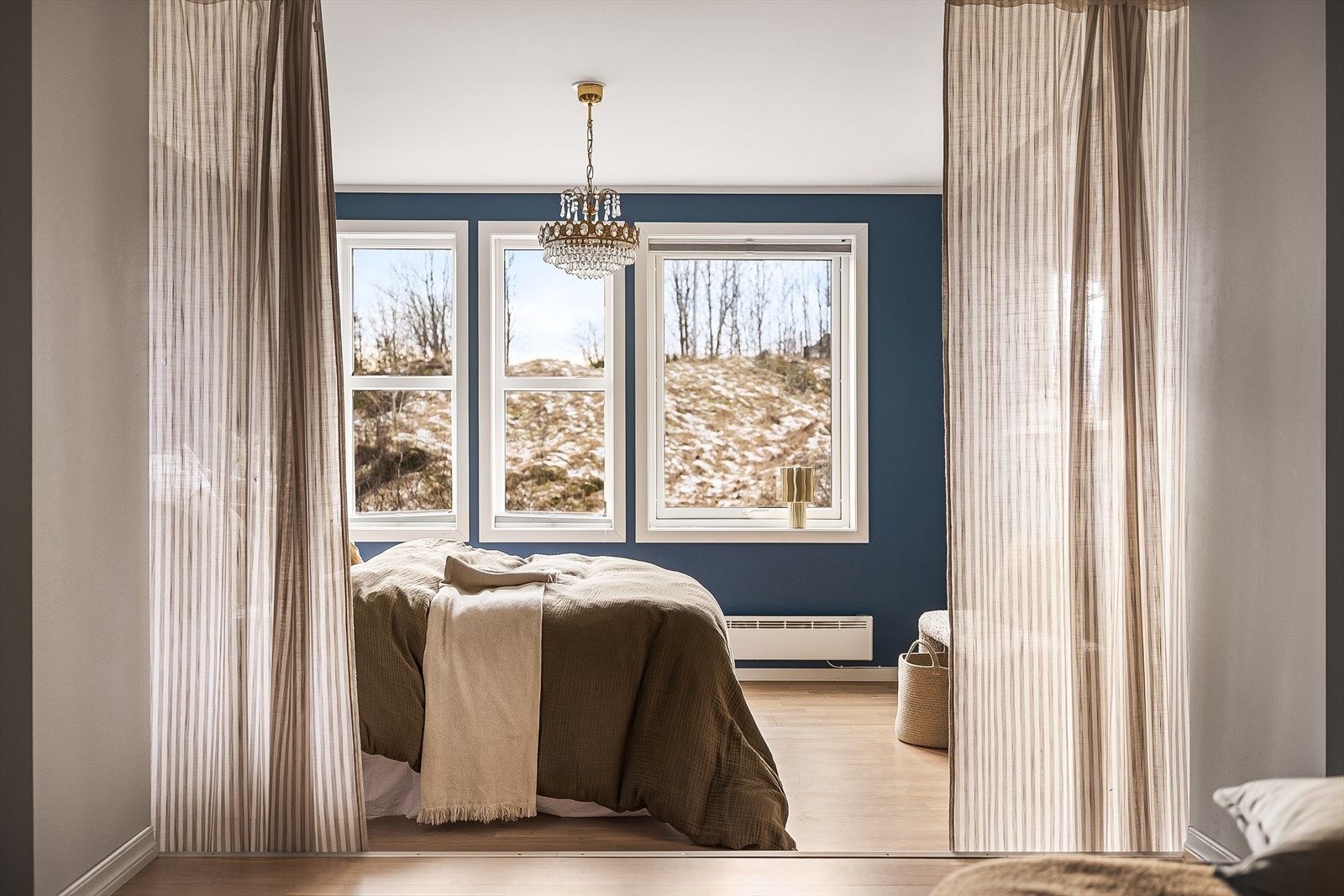 Parkett på gulv, malt platekledning på vegger,
malt platekledning og takplater i himling. Galleribilde