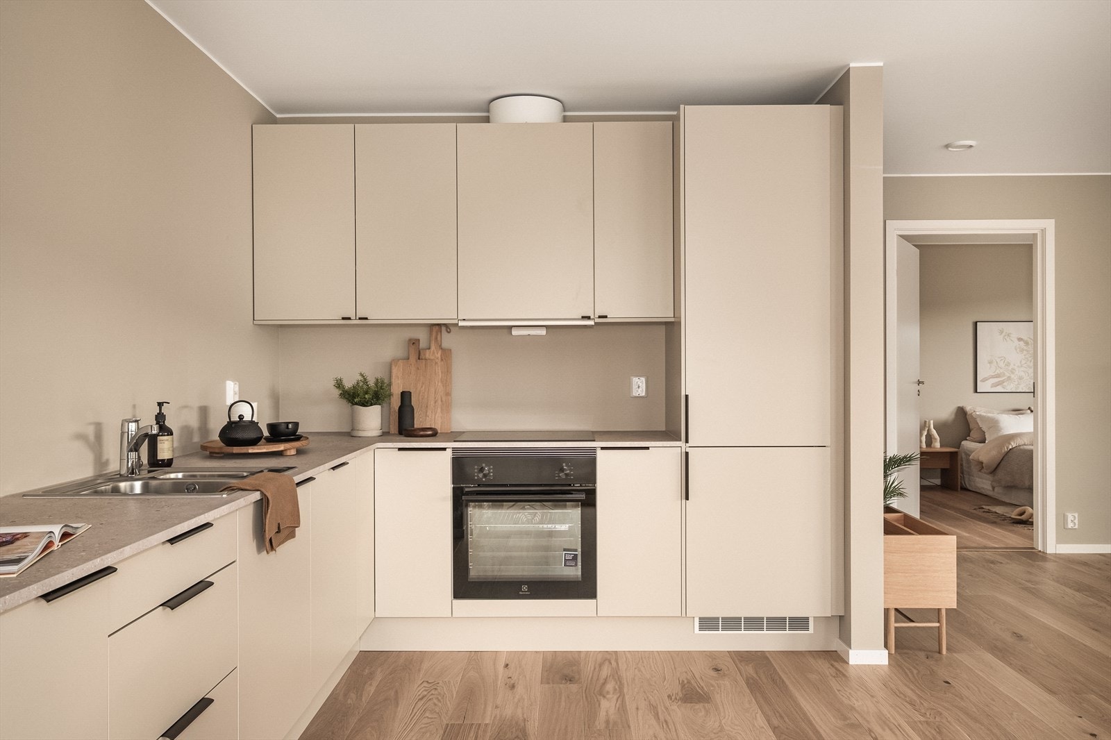 Kjøkkenet har integrerte hvitevarer som stekeovn, platetopp, oppvaskemaskin og kombiskap kjøp- og frys. Galleribilde