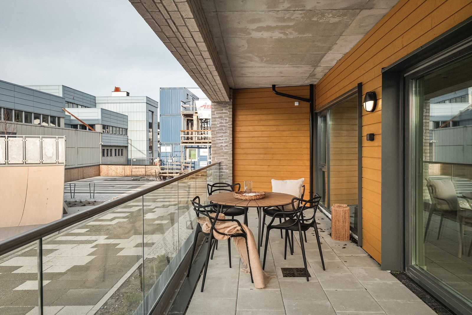 Leilighet har svært romslig terrasse på hele 52 m2. Galleribilde