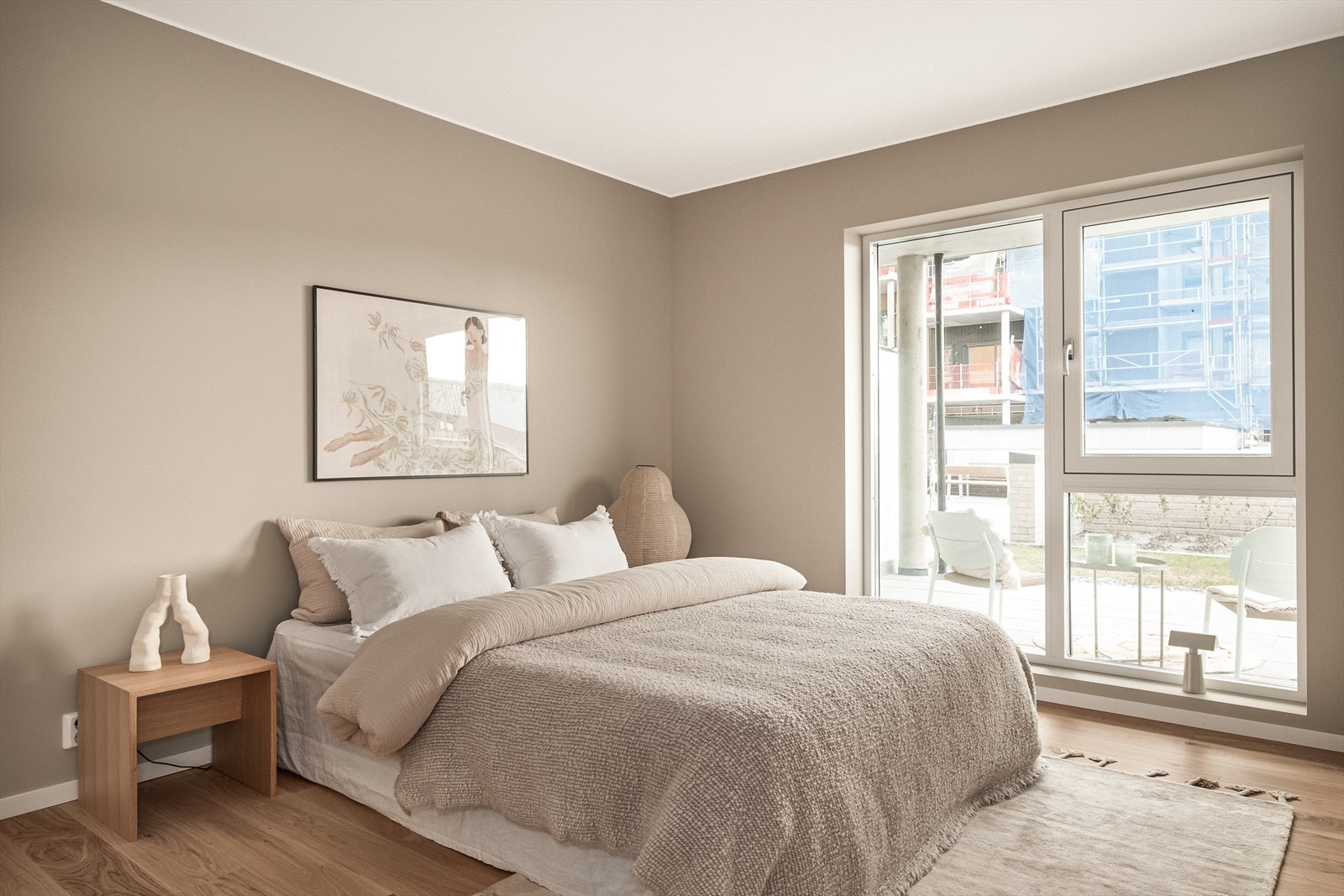 Lyst og romslig soverom. Galleribilde