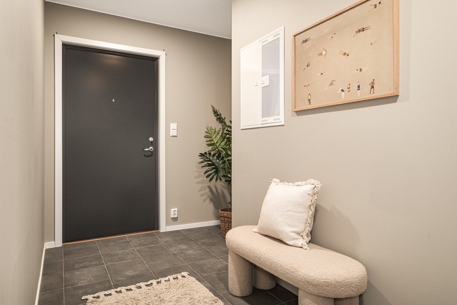 Entré med fliser og varme i gulv. Galleribilde