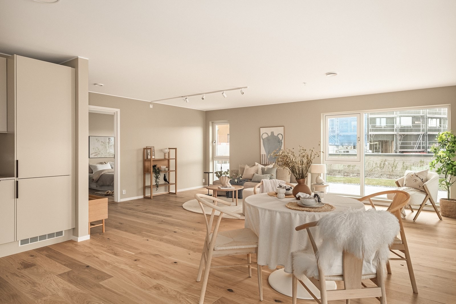 Flott 1-stavsparkett i alle rom hvor det ikke er fliser. Galleribilde