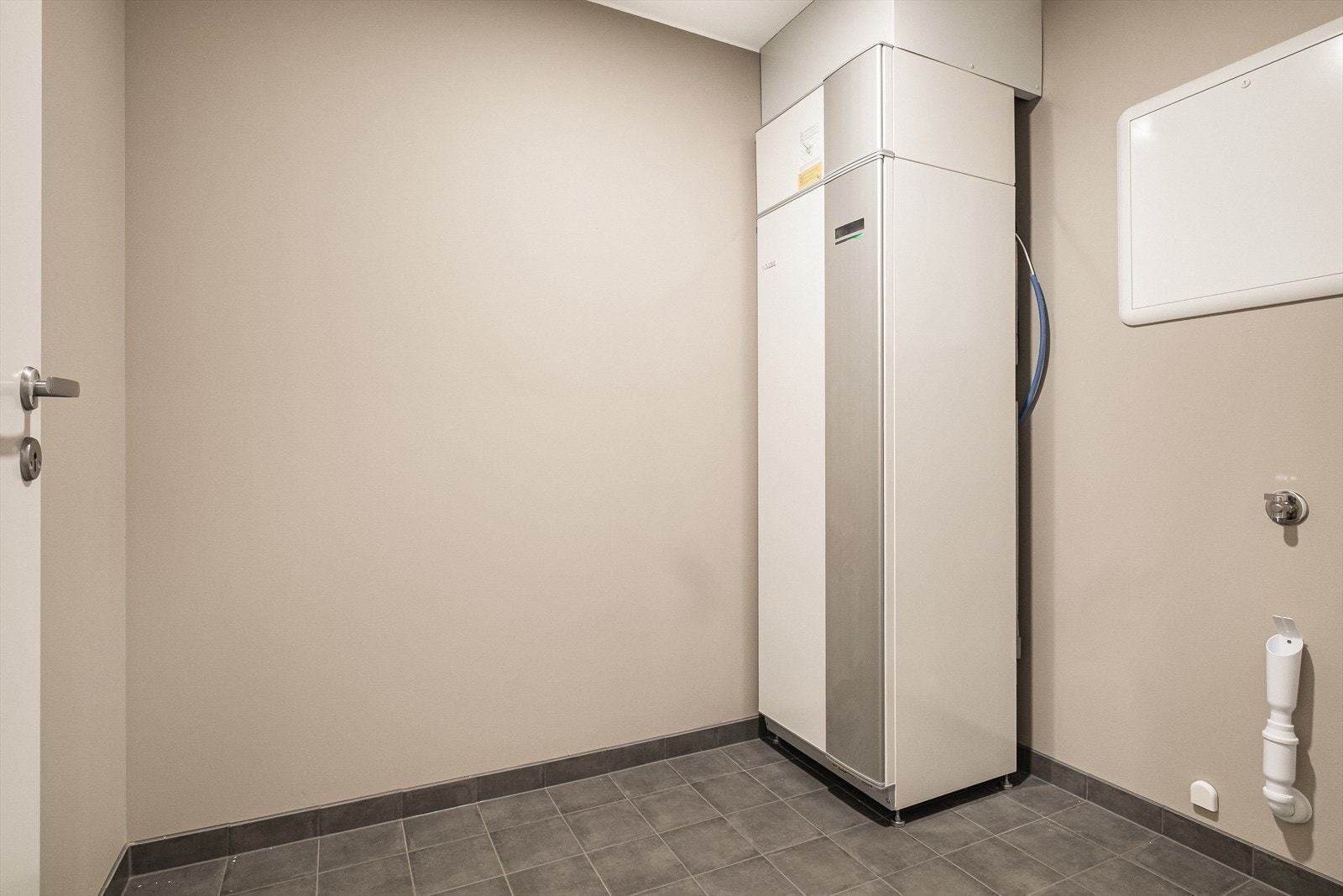 Leiligheten en bod/vaskerom med tilgang fra bad på 4,7 m2. Fliser og varme i gulv. Galleribilde