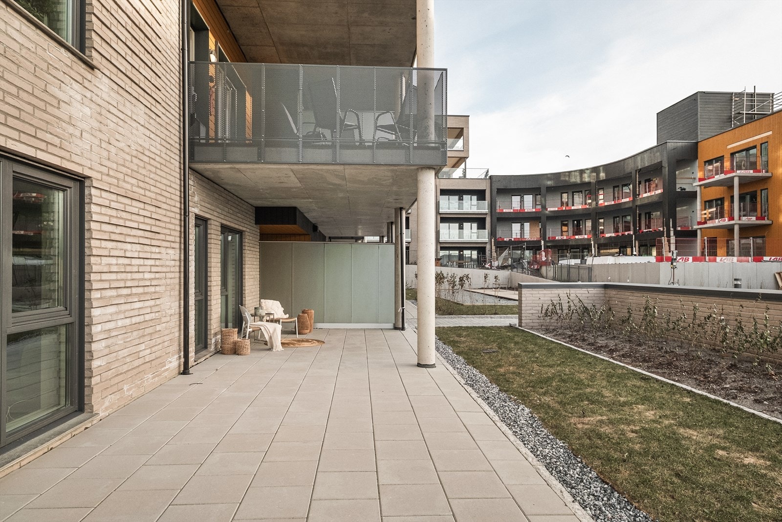 Gode muligheter til flere sittegrupper på den romslige uteplassen Galleribilde