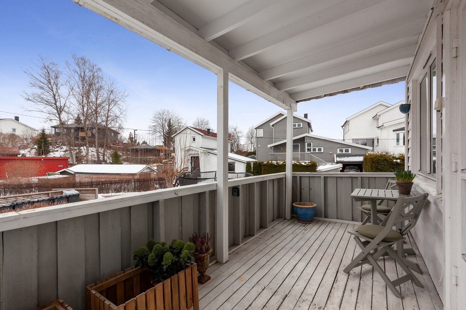 Fra stuen er det utgang til overbygd terrasse med trapp ned til hagen. Galleribilde