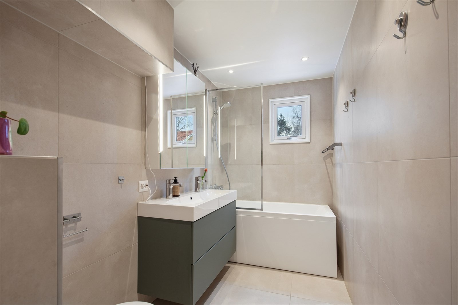 Pent flislagt baderom fra 2021 med behagelig varme i gulvet. Galleribilde