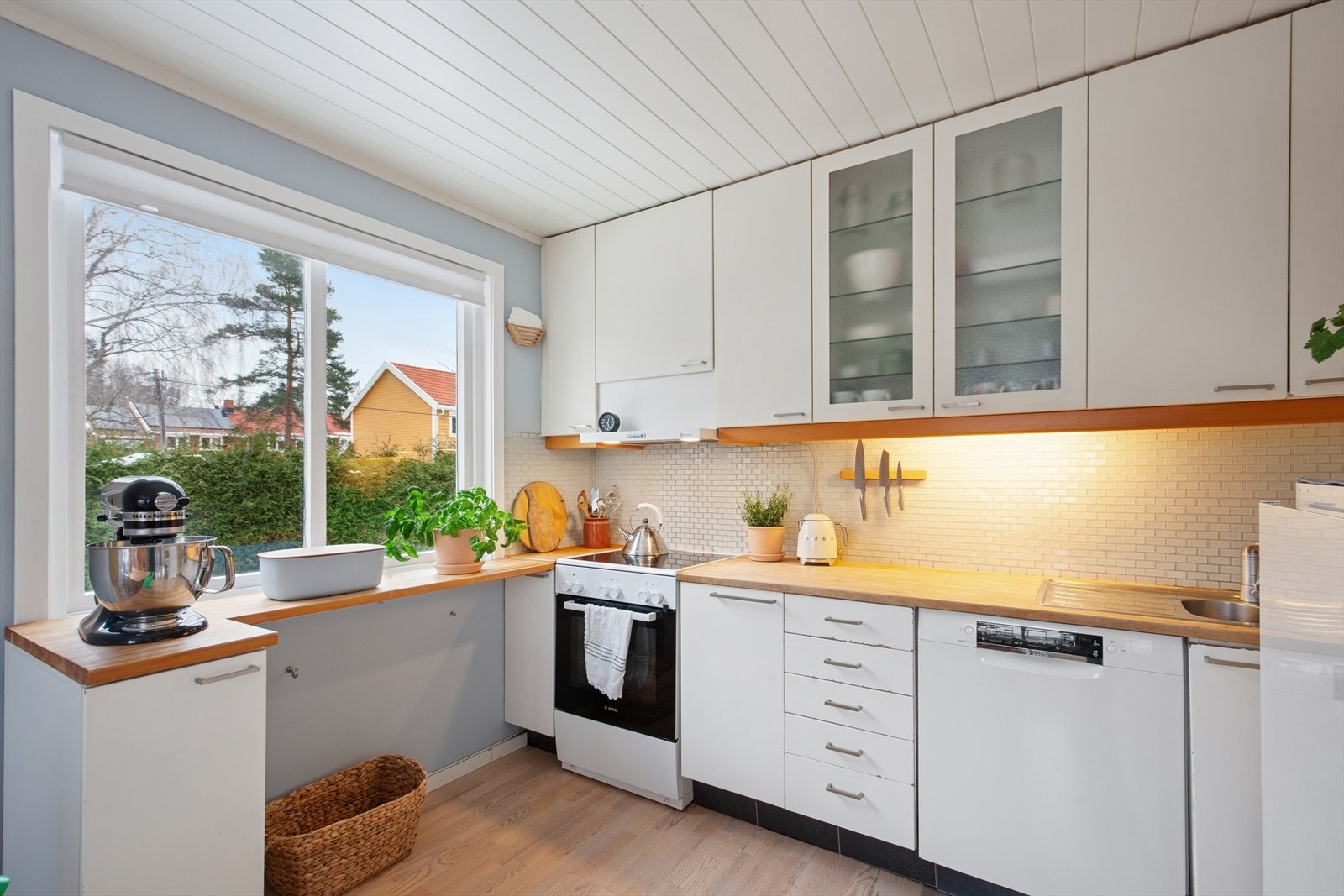 Kjøkken med åpen løsning til spiseplass. Galleribilde