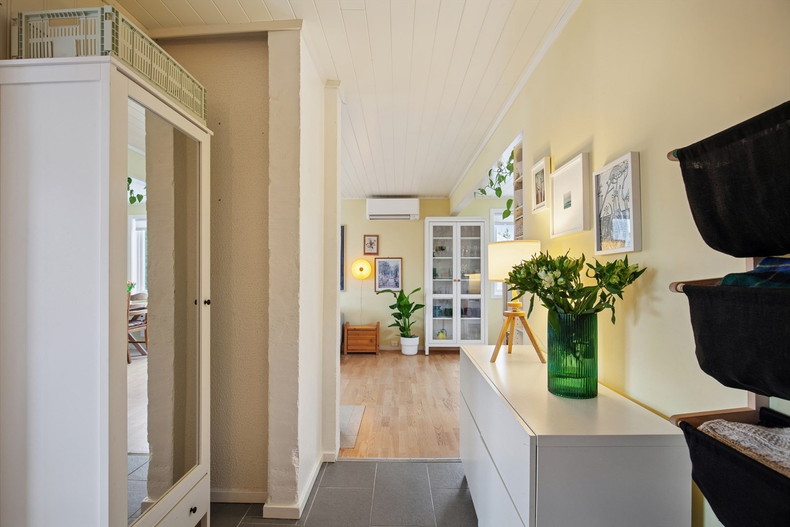 Leiligheten fremstår som lys med en god planløsning. Galleribilde