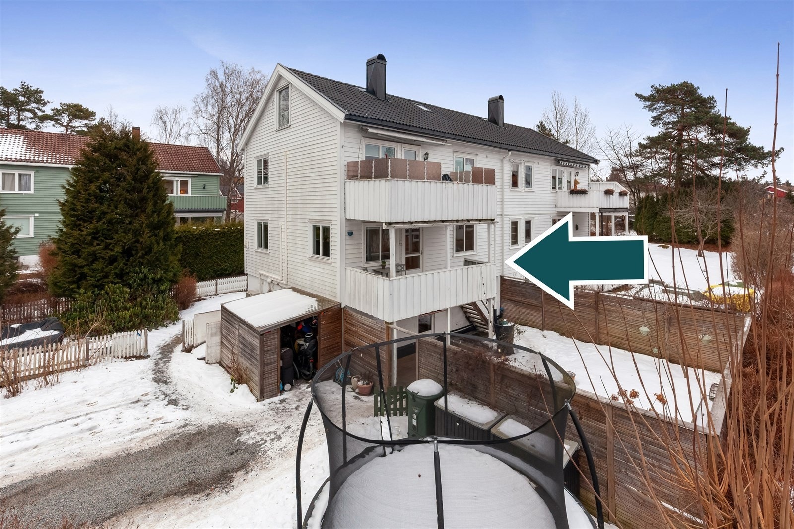 En lys og trivelig selveier leilighet med en koselig inngjerdet hage og solrike terrasser. Leiligheten har gjennombelysning med vinduer på nord, vest og syd side. Galleribilde