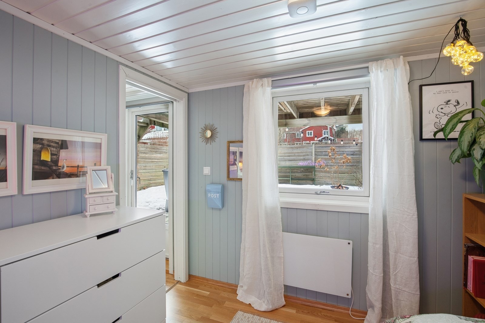 Herfra er det utgang til hagen. Galleribilde