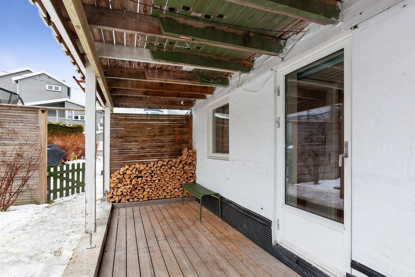 Utgang fra kjelleren til en overbygd terrasse og videre ut til hagen. Galleribilde