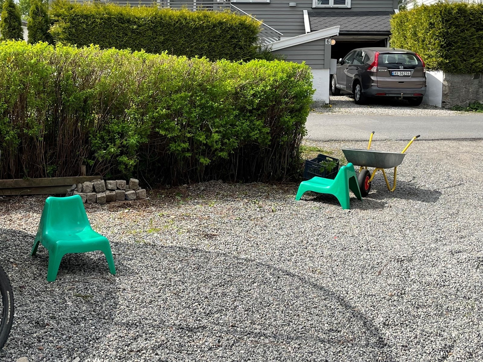 Selgers bilder fra den grusete gårdsplassen. Galleribilde