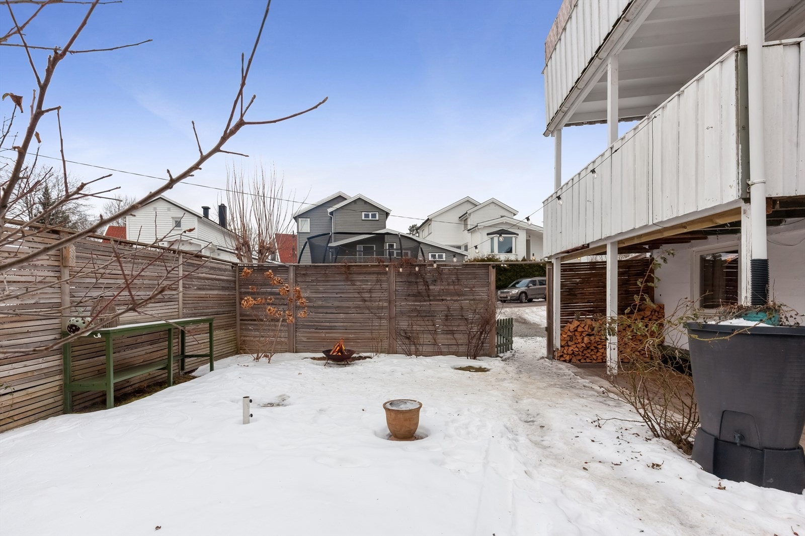 Skjermet hage med epletre, bærbusker, roser og klatreplanter. Galleribilde