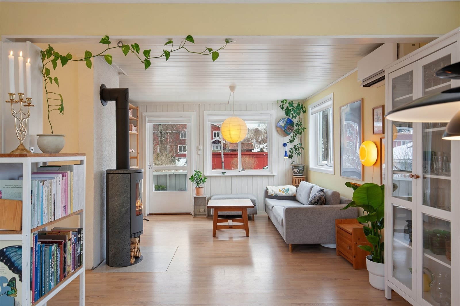 Stuen er gjennomgående med utgang til terrasse og hage. Galleribilde