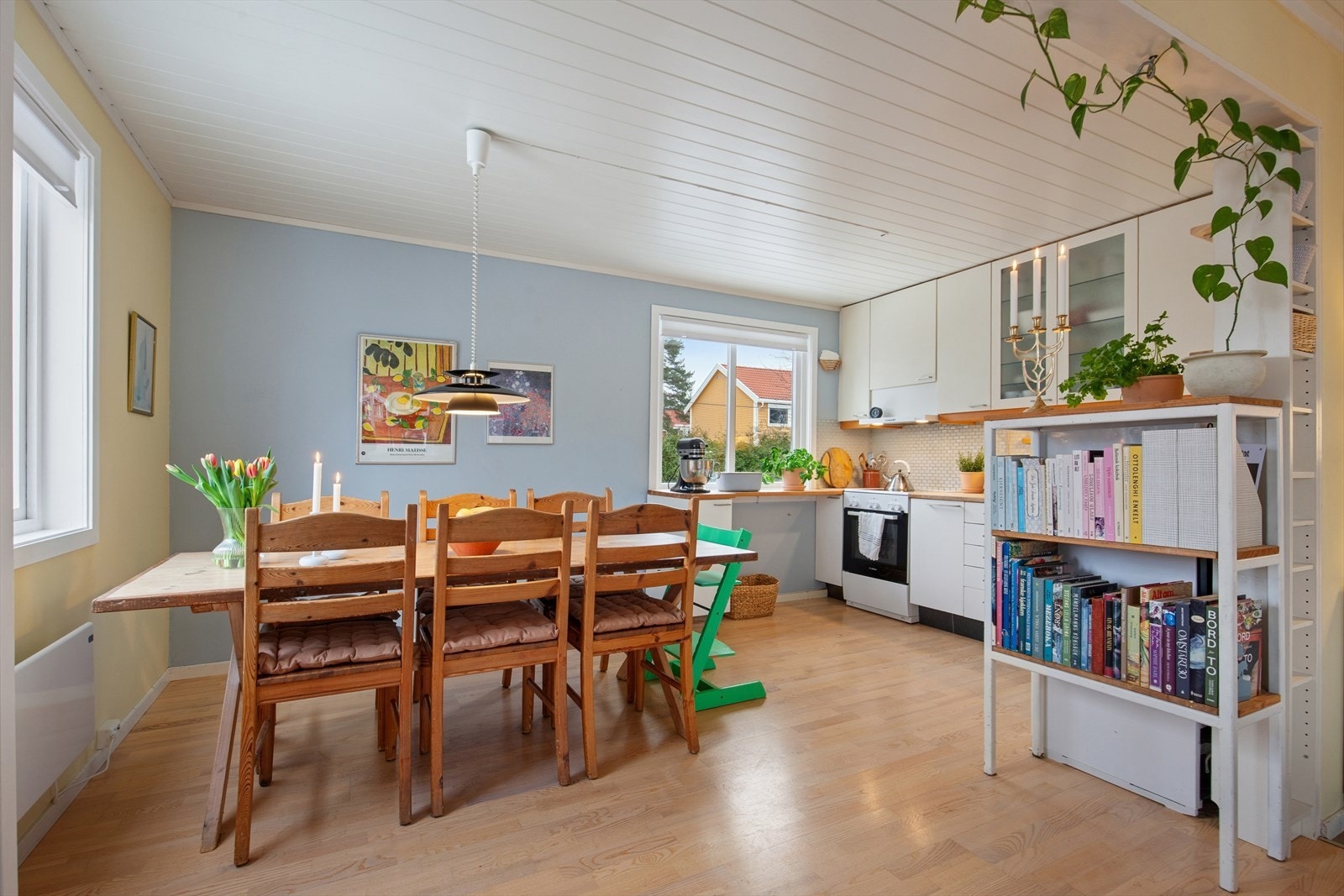 Lys og romslig spiseplass i tilknytning til kjøkkenet. Galleribilde