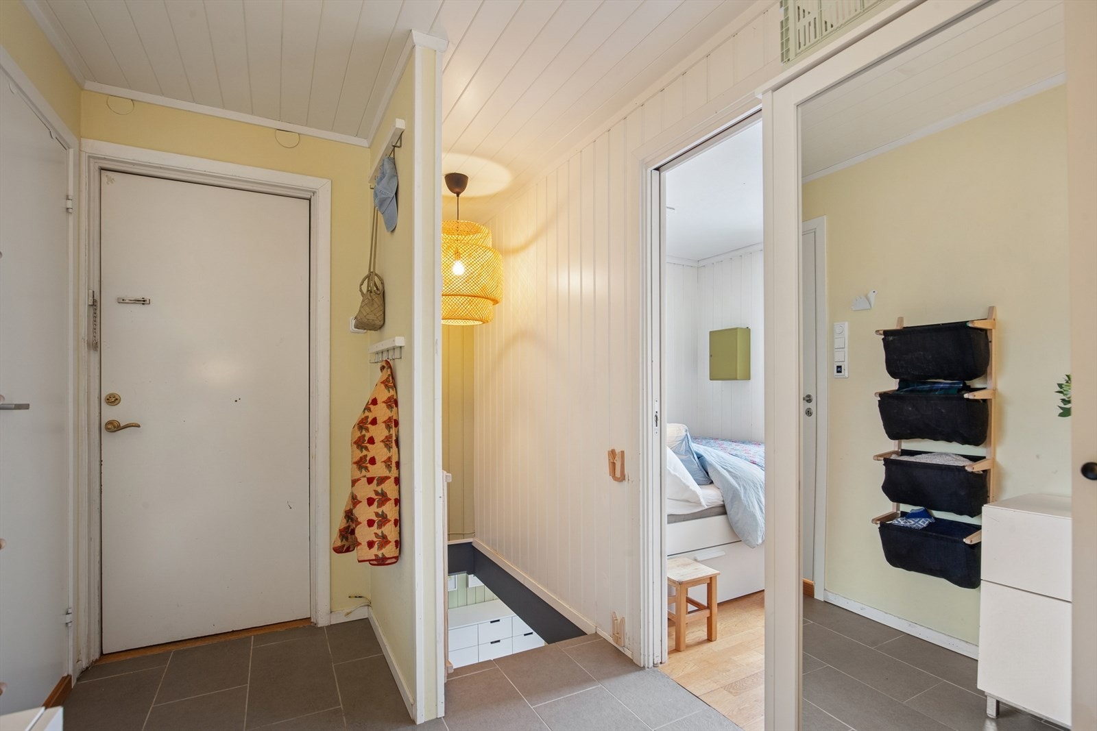 Her ønskes du velkommen inn i entré med plass til å henge fra seg ytterklær. Galleribilde