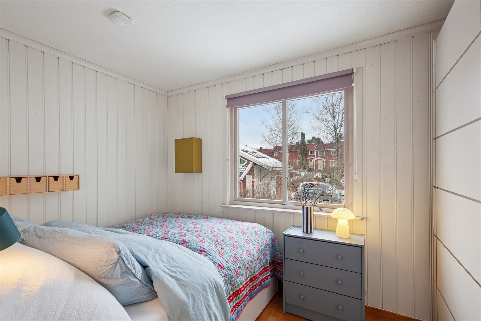 Rommet har et stort garderobeskap med god oppbevaringsplass. Galleribilde