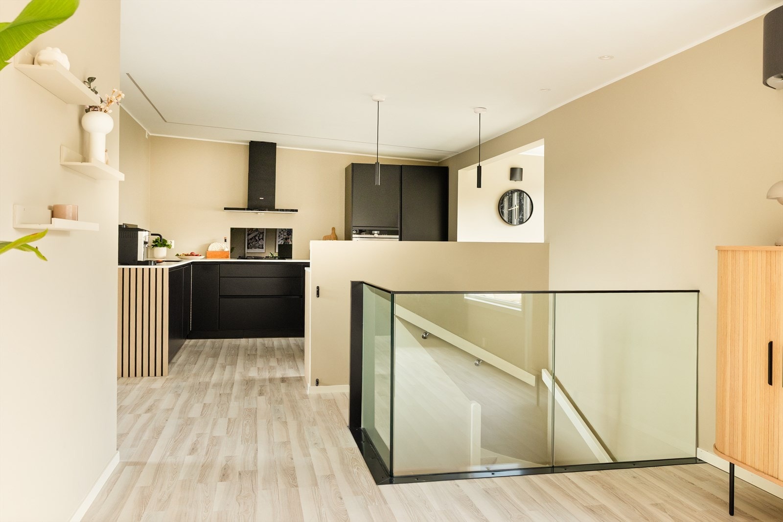 - Det ble montert glassrekkverk ved trapp i 2023. Trappen ble også slipt og lakkert - Galleribilde