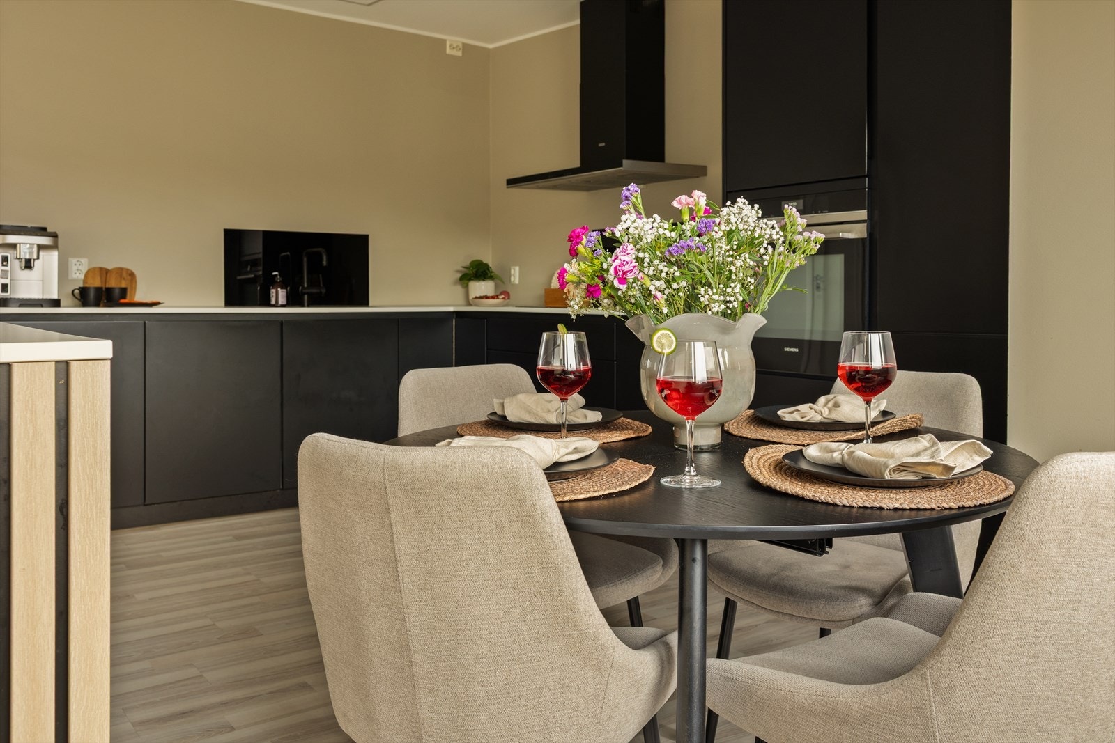 - Nordvik Bolig v/Vang Thi Dang og Nirujan K Nathan har gleden av å presentere Ulsetskogen 116! Foto: Inger Paulsen - Galleribilde