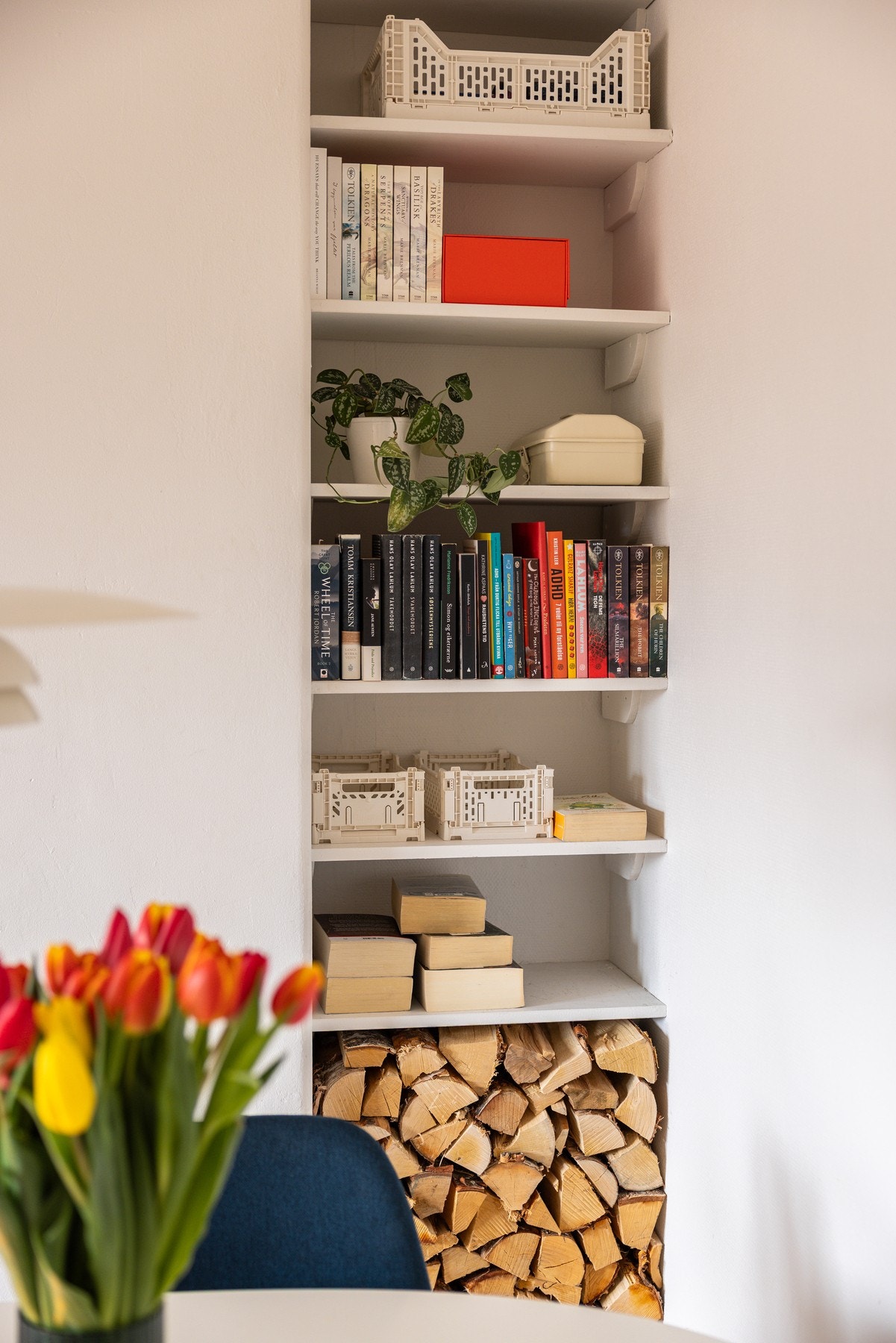 Legg merke til den innbygde hyllen som både er dekorativ og gir smart lagringsplass. Galleribilde