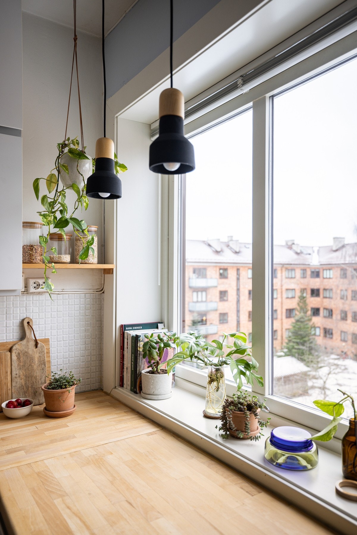 Det er fint med utsyn mot bakgården når man lager mat. Galleribilde