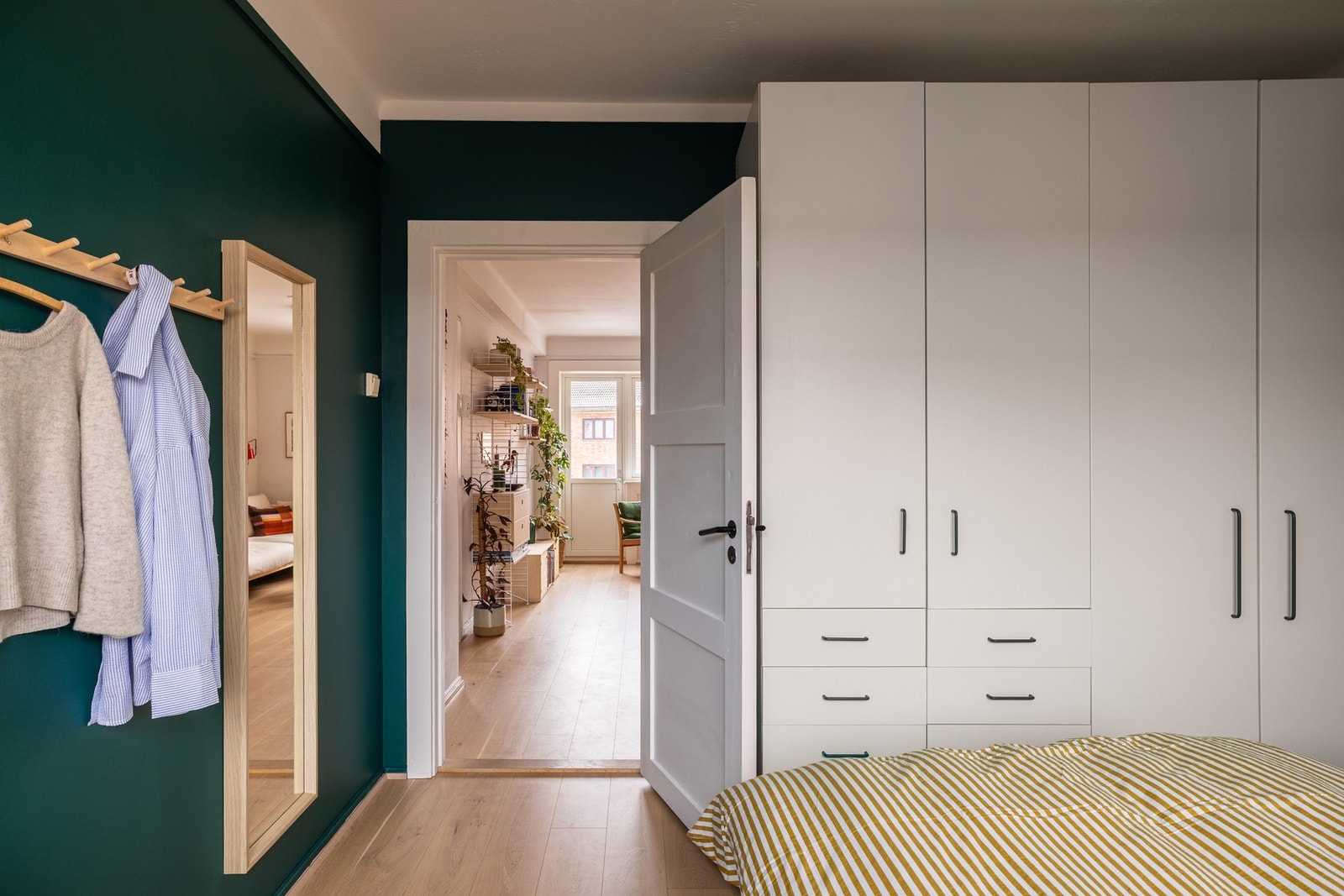 Garderoben gir god lagringsplass på soverommet. Galleribilde