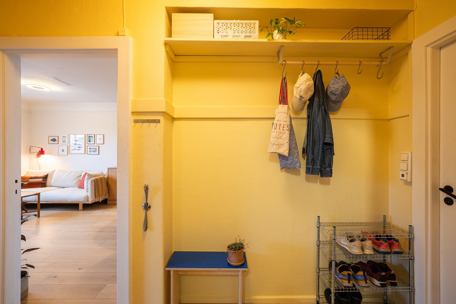 Entreen gir et velfortjent godt førsteinntrykk av dette hjemmet. Her er det plass til sko og yttertøy og det man behøver i det daglige. Galleribilde