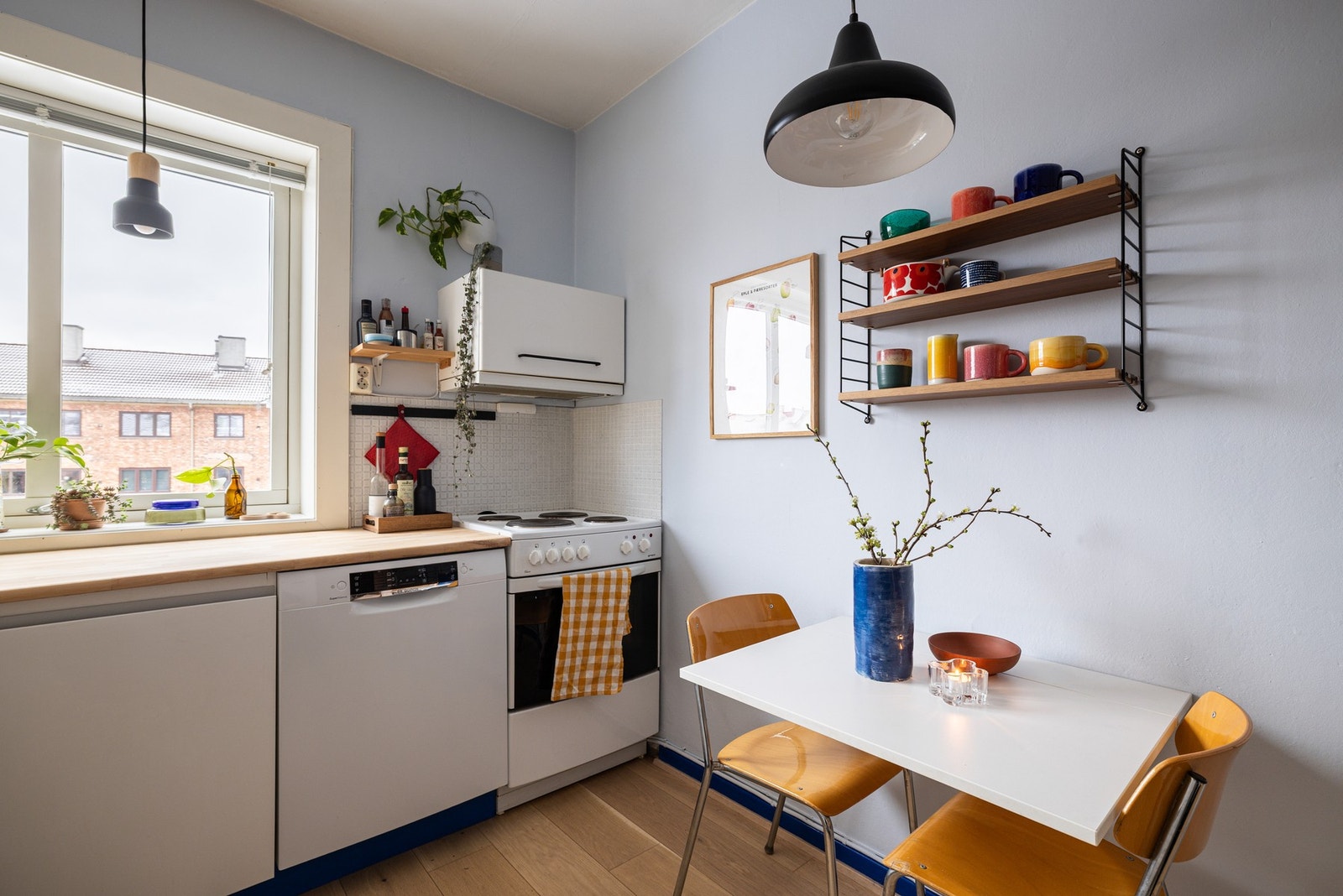 Alle frittstående hvitevarer som kjøleskap med frys, oppvaskmaskin og komfyr vil medfølge salget. Galleribilde