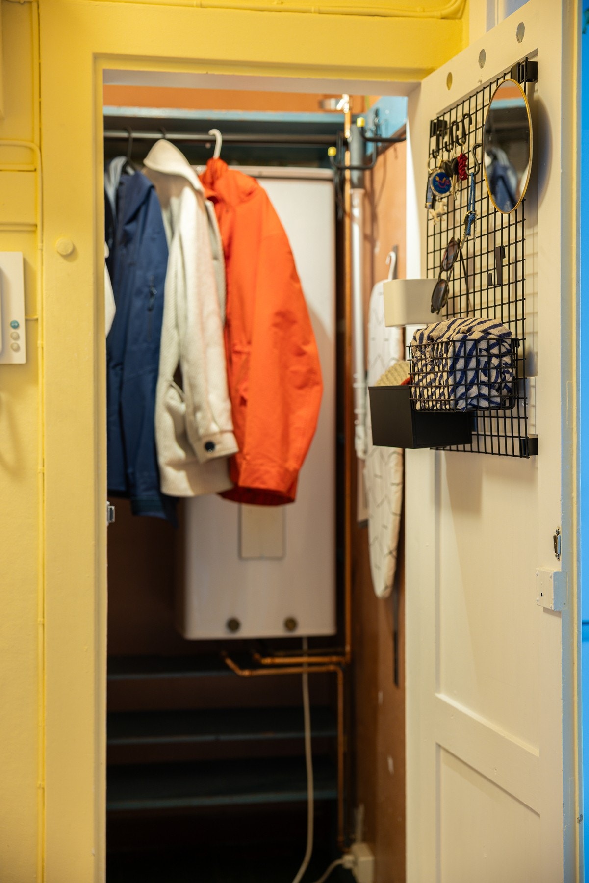 Ytterligere lagringsplass finnes i den innvendige boden i entreen. Her kan du lagre vaskeutstyr, sportstøy osv. Galleribilde